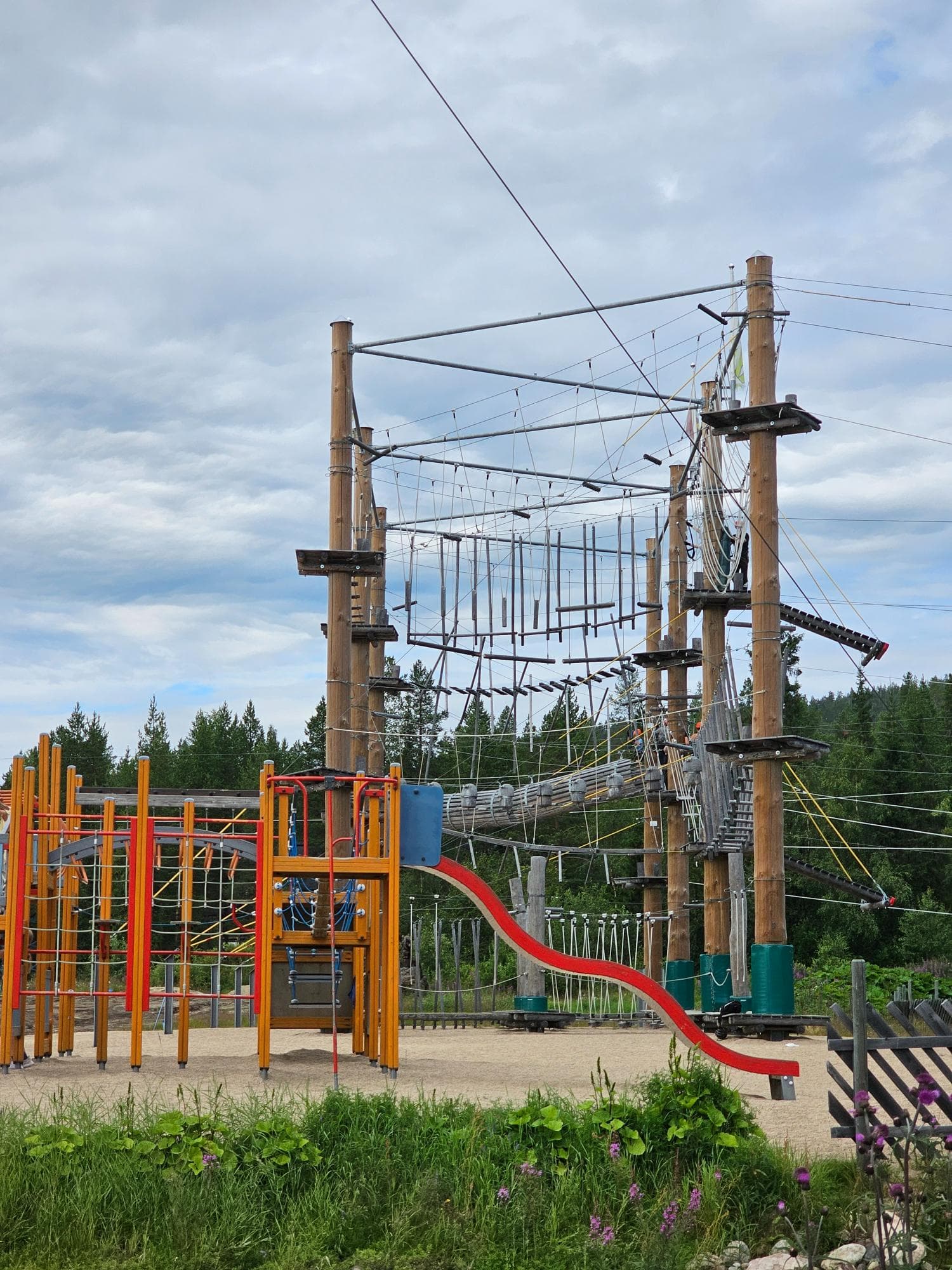 Der Abenteuerpark Levi Zipper bietet Aktivitäten für die ganze Familie