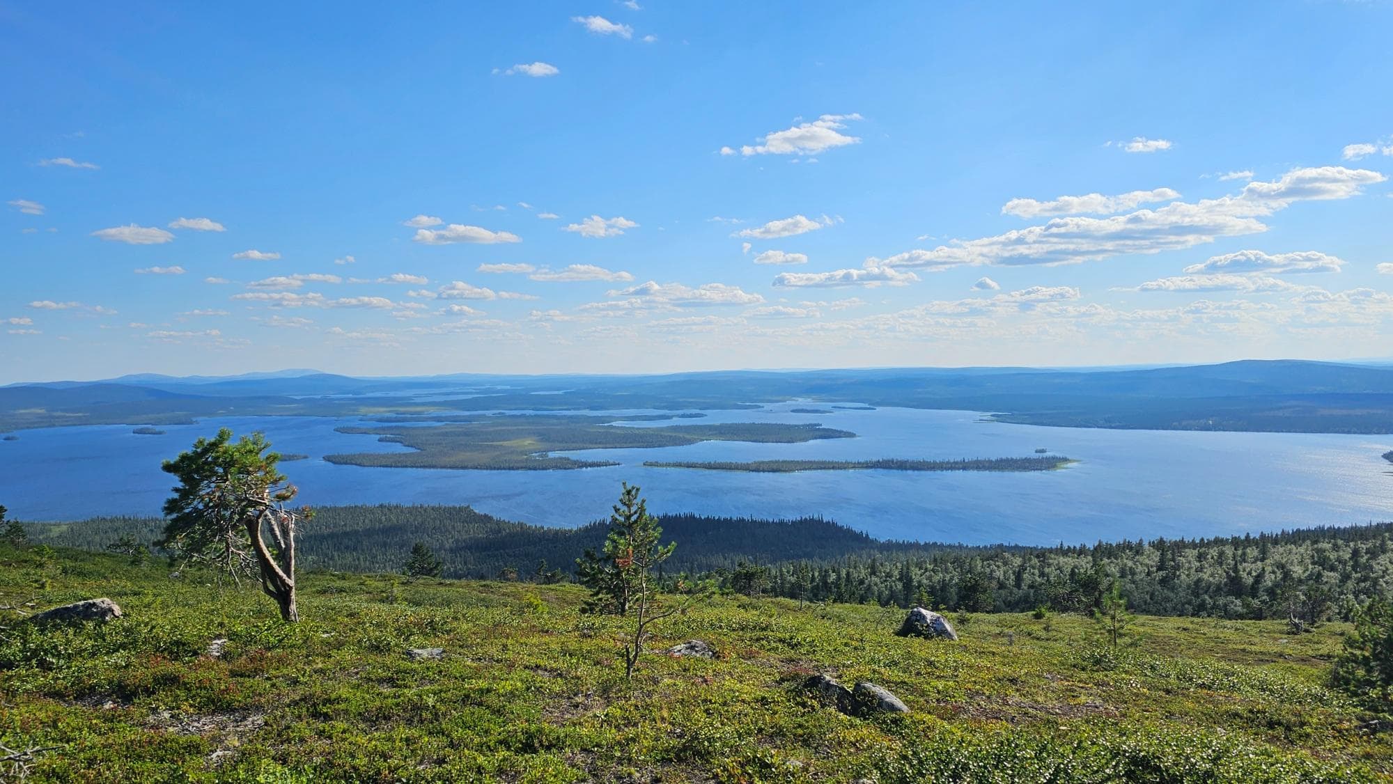 Levis sommerliche Fjelllandschaft: frische Luft und kühle Brisen über dem See