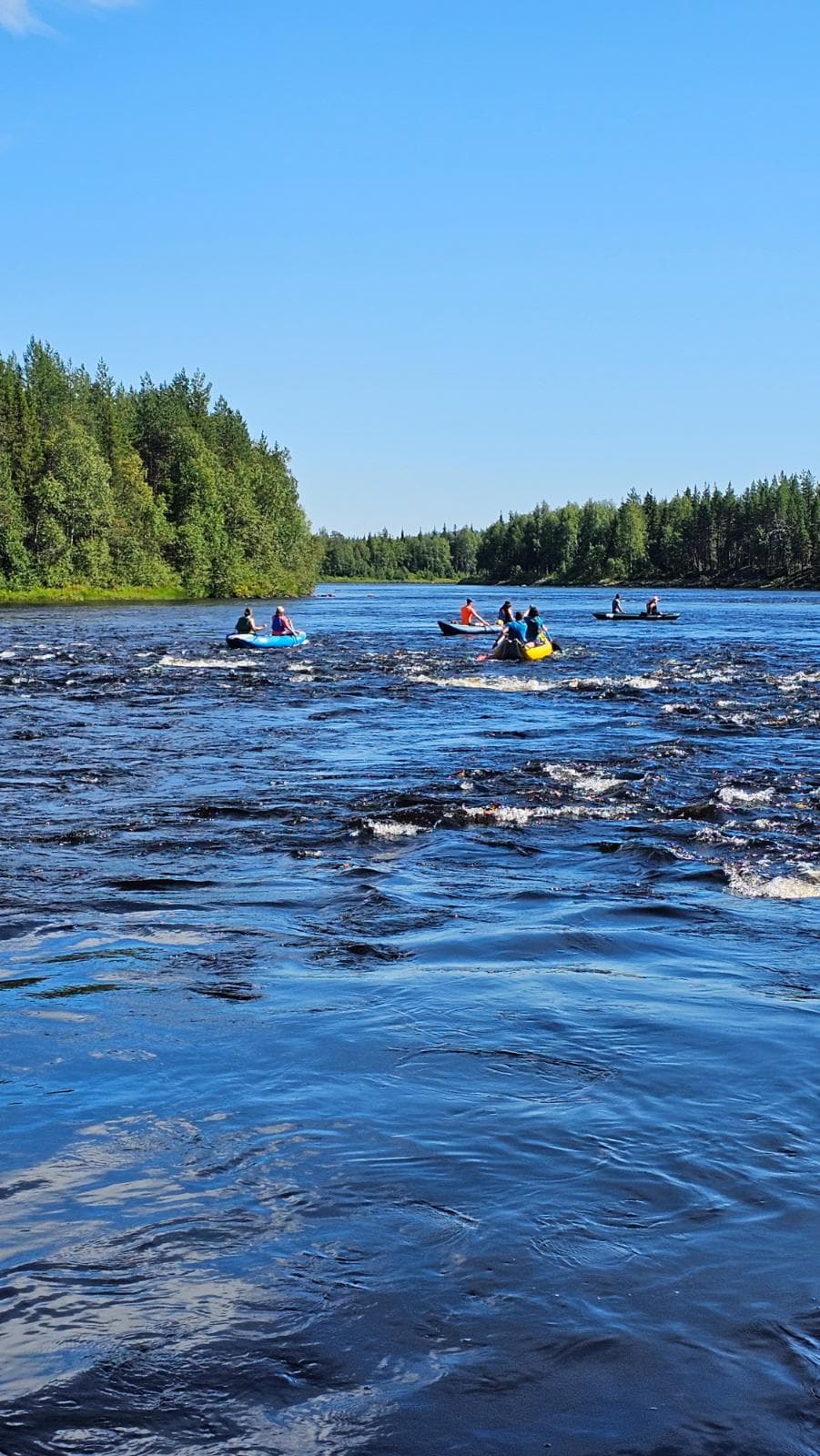 Un canoë passe devant un poste de pêche sur l'Ounasjoki à Kittilä
