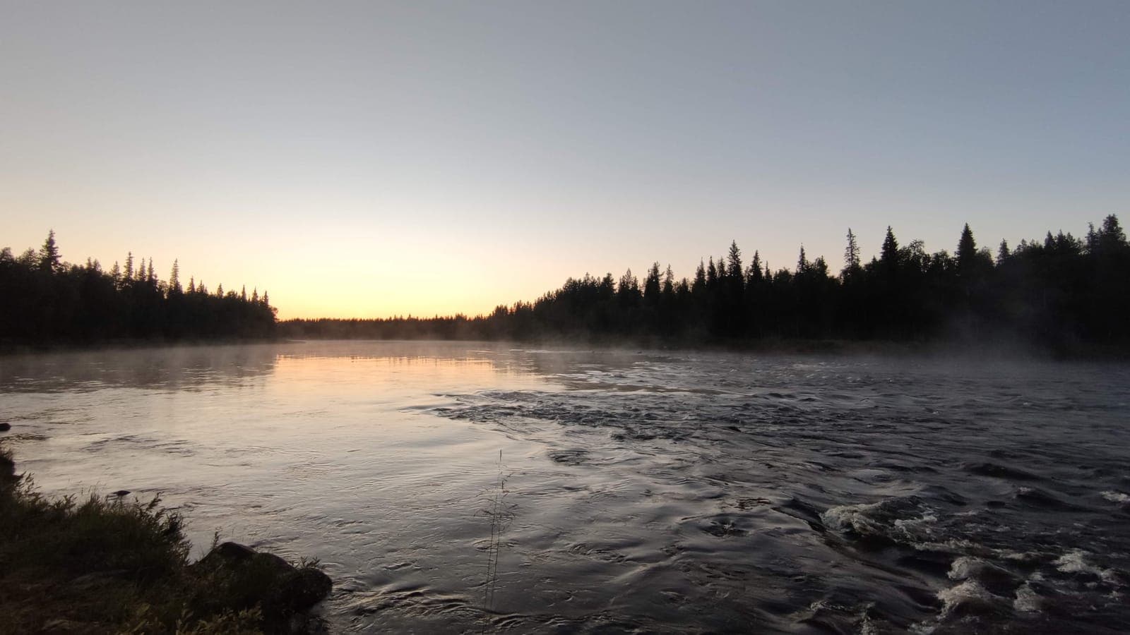 Nachtvissen op de Ounasjoki in Kittilä onder de middernachtzon