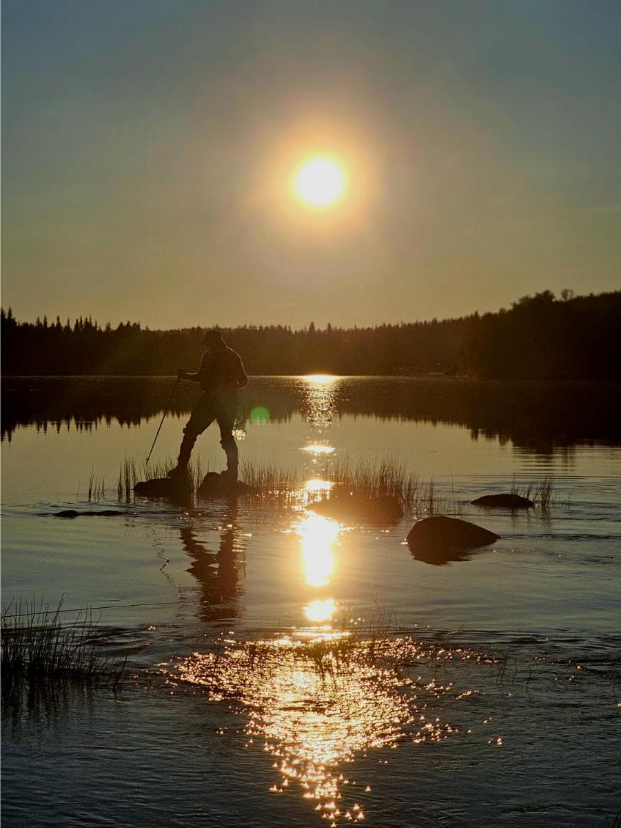 Pêche à la mouche à minuit sur l'Ounasjoki sous le soleil de minuit