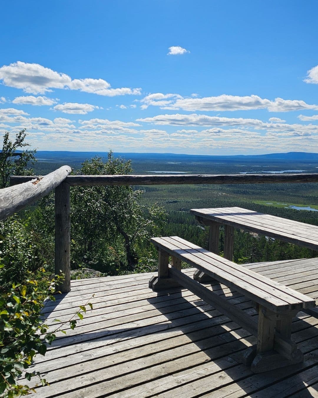 Eine wunderschöne Aussichtsplattform mit Picknicktischen entlang des Jääkausipolku