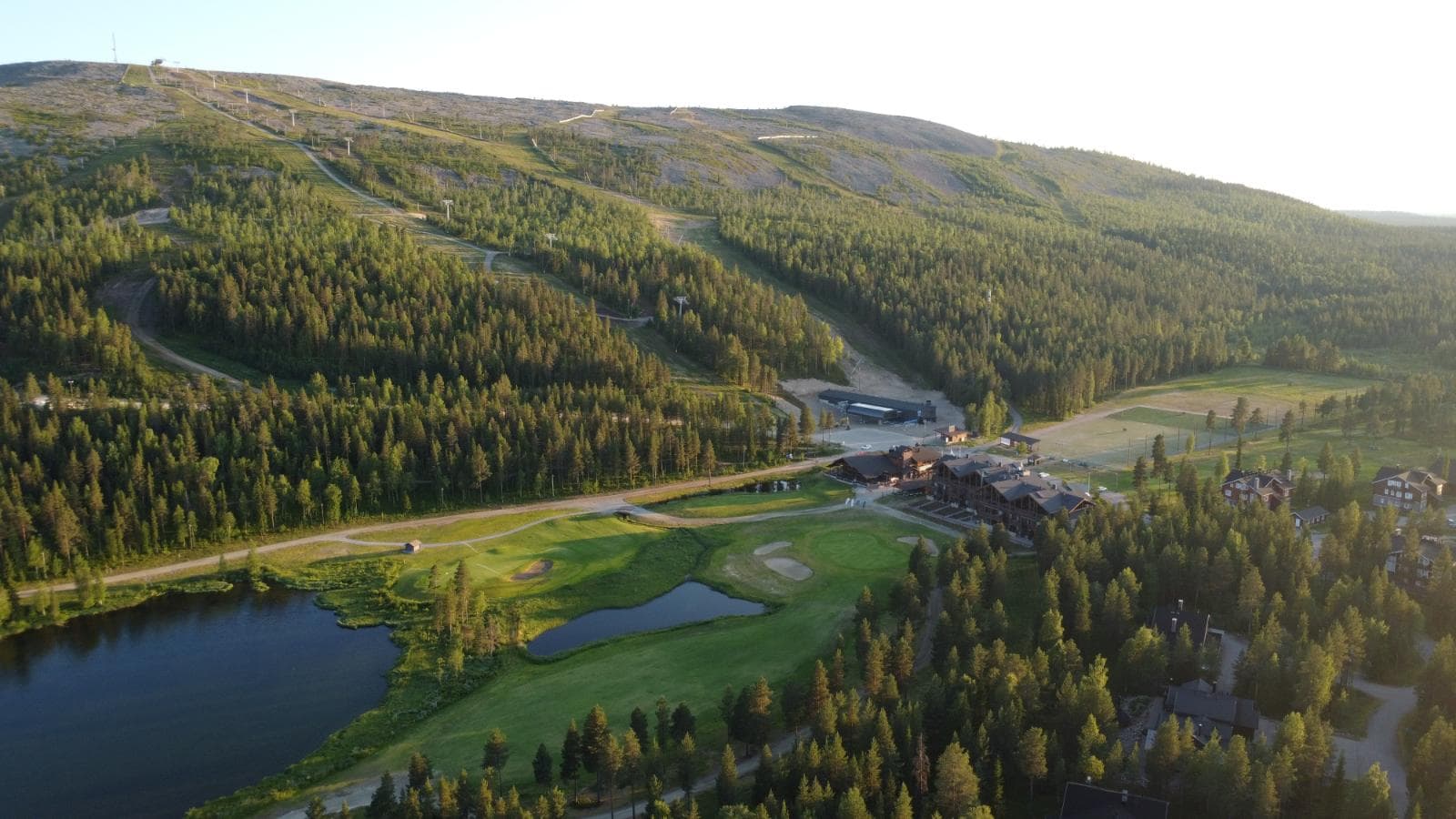 Die Golfsaison 2026 in Levi hat begonnen – Erleben Sie die Mitternachtssonne auf dem Green