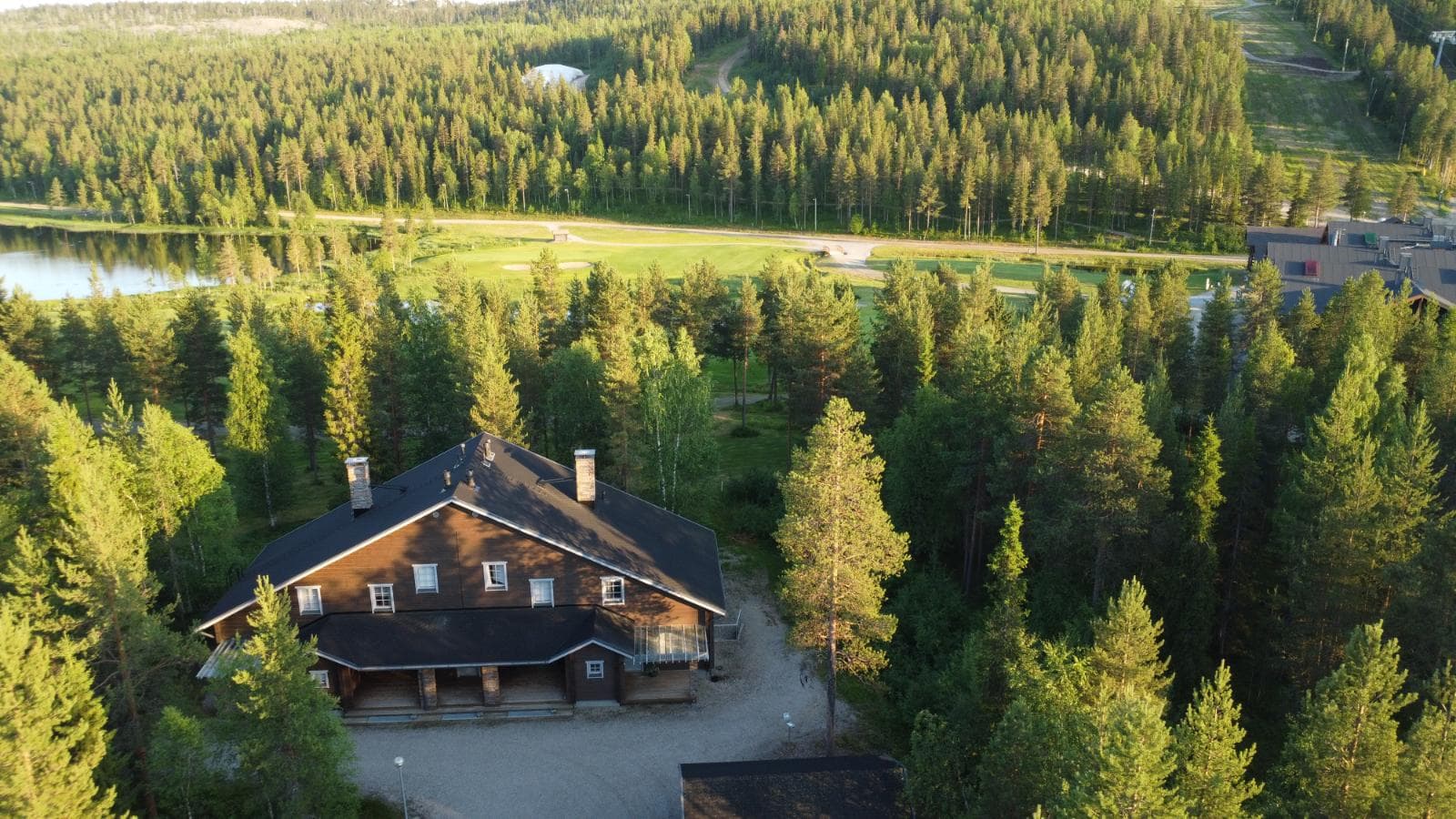 Beautiful exterior of Hiihtogreeni cabin right next to the golf course