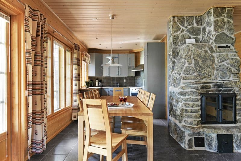 Ruime woonkamer, sfeervolle open haard en elegante open keuken