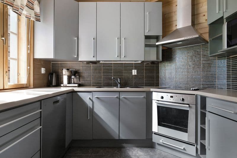 Volledig uitgeruste moderne keuken maakt maaltijden bereiden moeiteloos