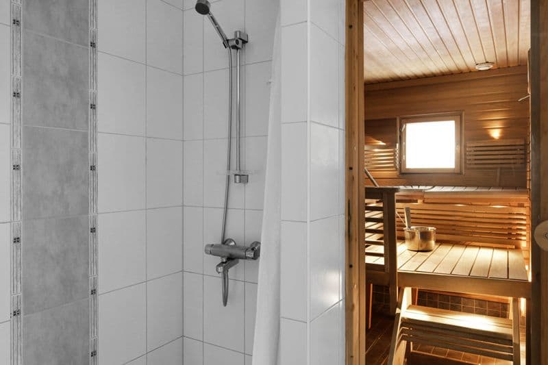 Ruime en stijlvolle sauna- en doucheruimte om te ontspannen na een actieve dag