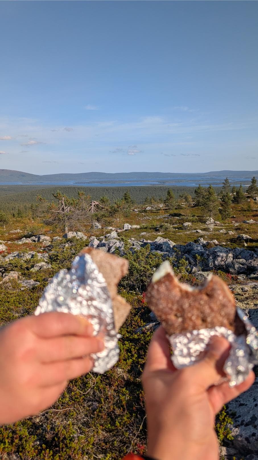 Eväät kodassa nuotiolla