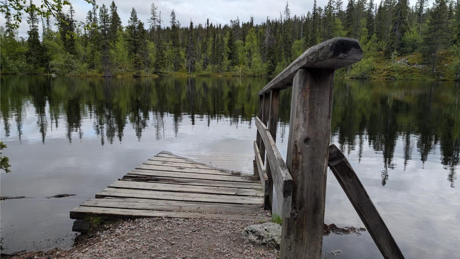 Pieni tunturilampi reitin puolivälissä