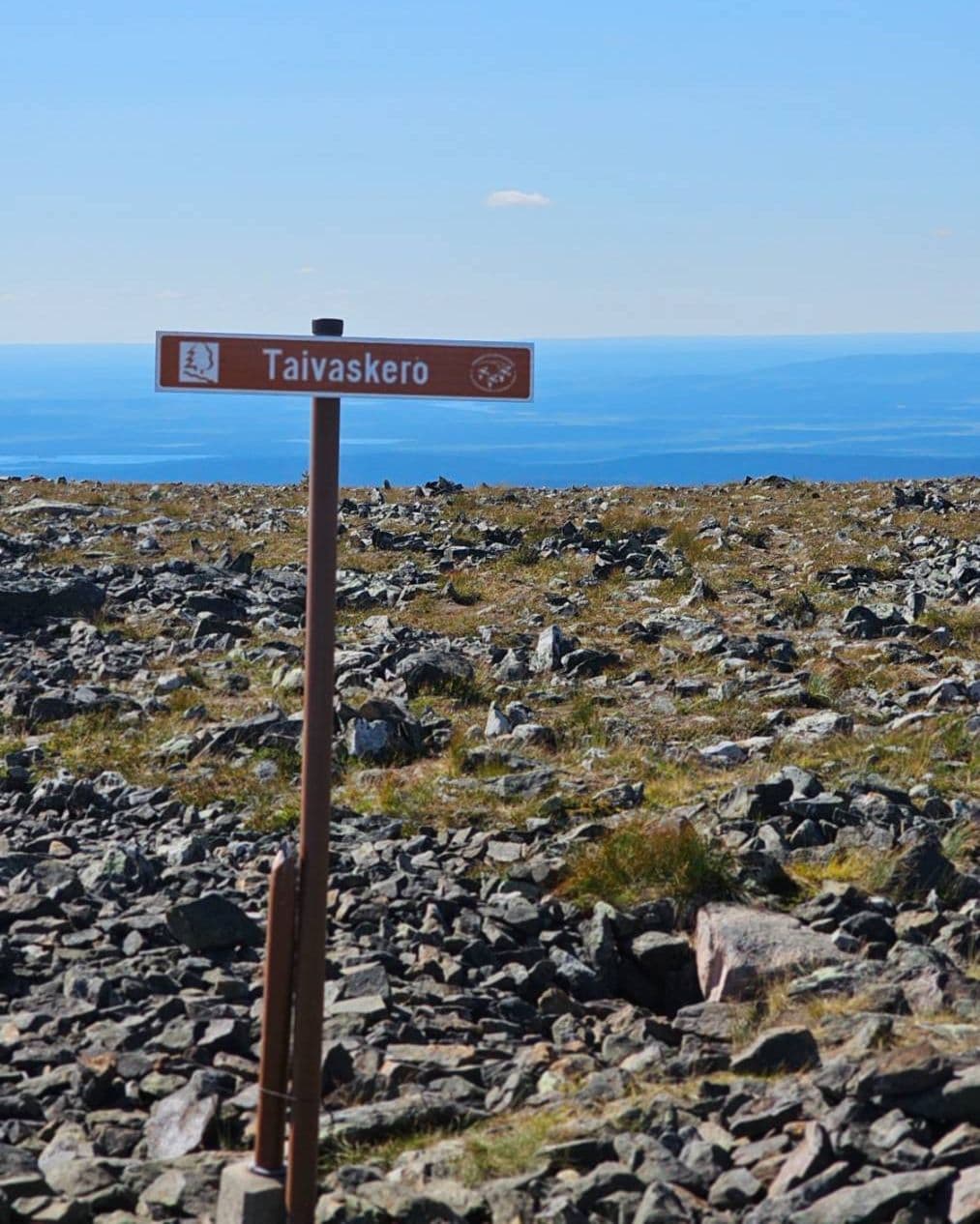 Taivaskeron kyltti huipulla