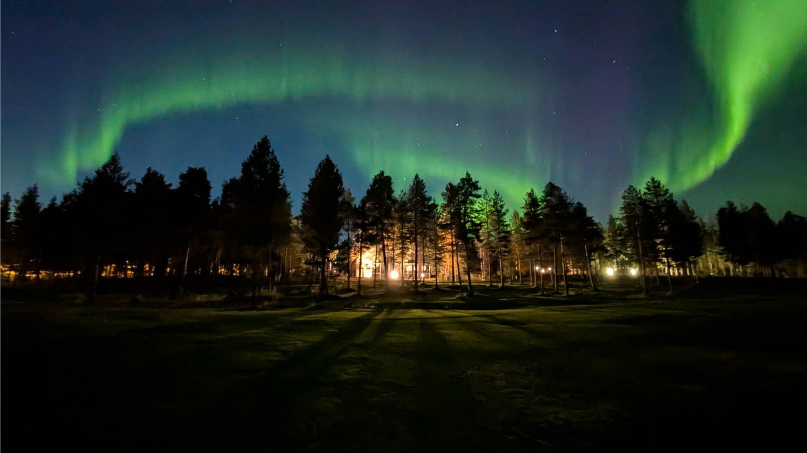 Northern lights over Hiihtogreeni cabin and Levi golf course